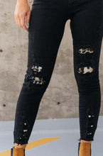 Load image into Gallery viewer, Into The Wild Distressed Skinny Jeans Judy blue