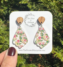 Load image into Gallery viewer, Floral Dangle Earring
